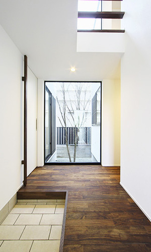 玄関を華やかに演出する絵画の様な坪庭