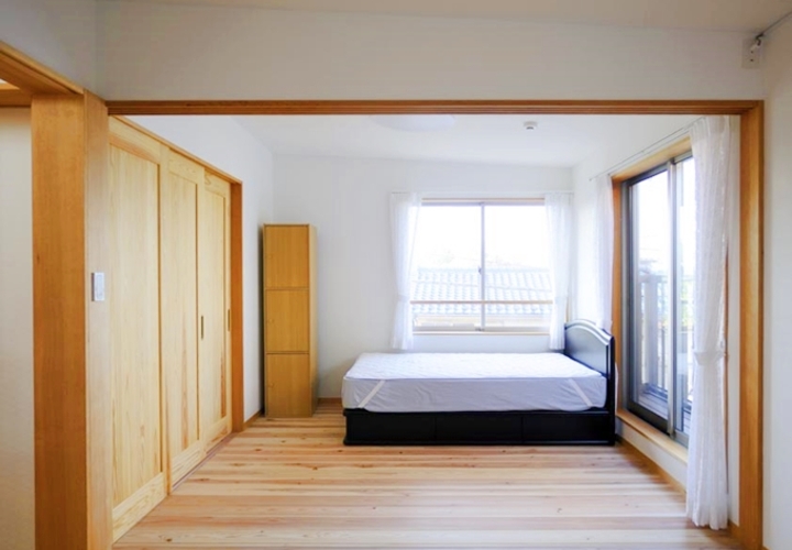 無垢材の手作り家具を置いた寝室