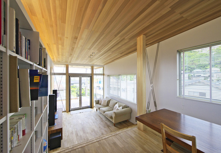 木のあたたかなぬくもりを感じるLDKでゆったり読書にふける