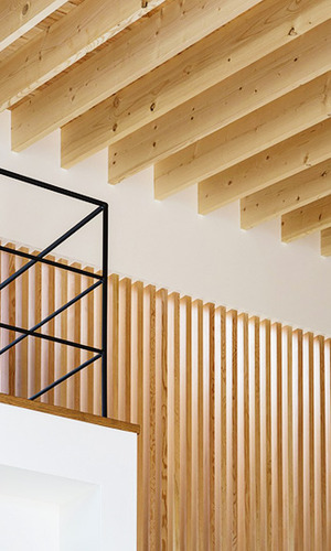 美しく並んだ木材が雰囲気を作る