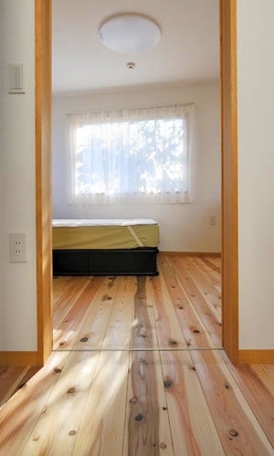 寝室へと続くスギ無垢フローリング