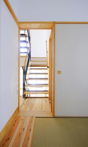 和室から階段を眺める
