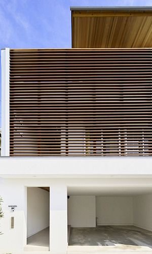 スタイリッシュかつプライバシーにも配慮した木製ルーバー