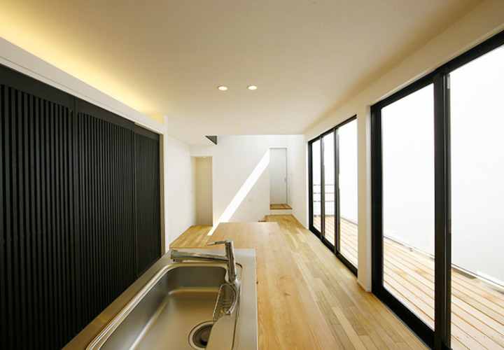 大きな窓から光を取り込む明るいキッチン