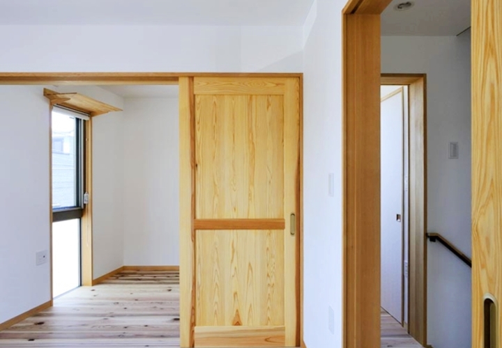 こだわりの建具と珪藻土仕上げの壁