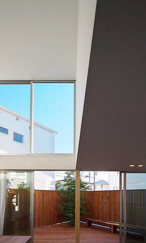 ダイニングからウッドデッキを見る