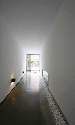 光と風が通り抜ける通り庭のある家