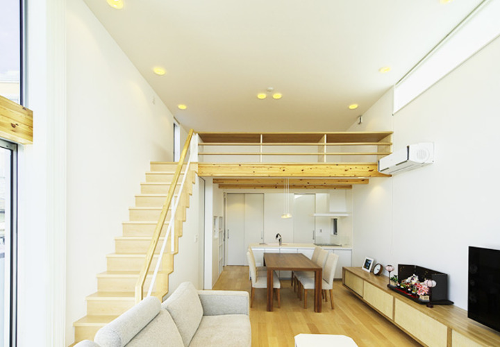 吹き抜けのある広々としたLDK