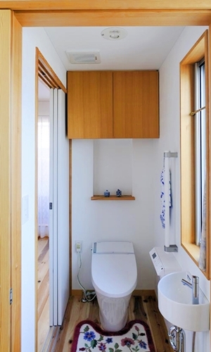 出入り口を二ケ所設けたトイレ