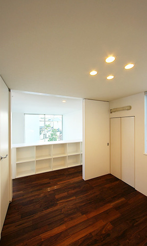 スライド扉を開けると家族の気配を感じる２Ｆ部屋