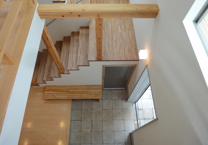 玄関吹抜けがリビングを繋ぐ