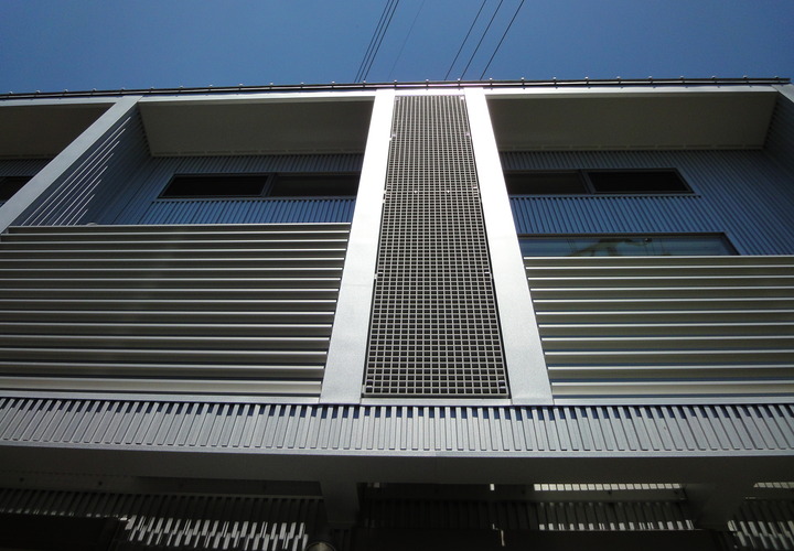 FRPグレーチング、アルミルーバーとガルバ外壁