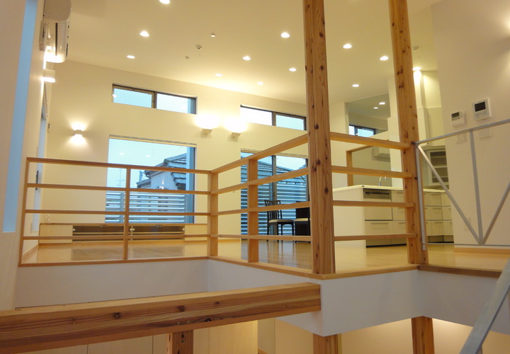 階段よりリビングを臨む