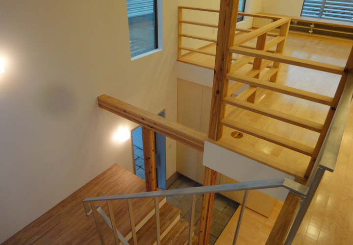 玄関方向を臨む