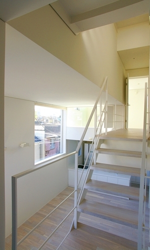 書斎からリビングを見下ろす