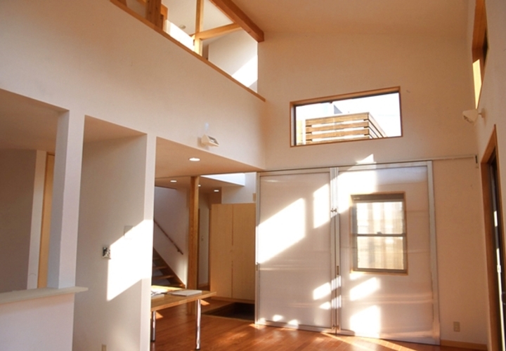 床は無垢フローリング、壁は漆喰