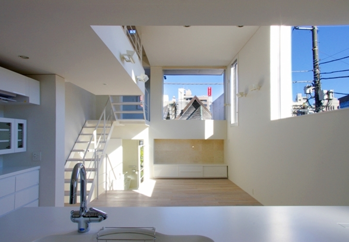 キッチンから北側のリビングダイニングを望む