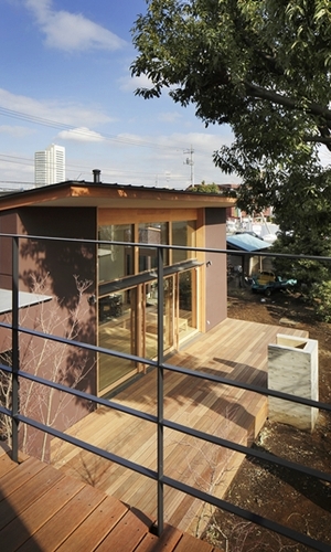 2階子供部屋からリビング棟を見る