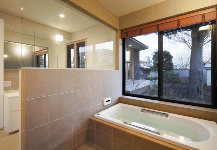 浴室からみえるリビング