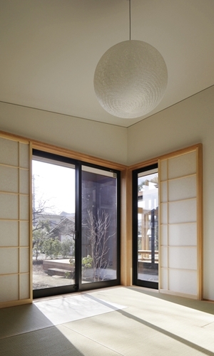 和室から見えるリビング