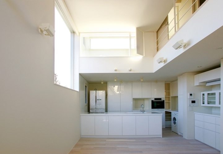 リビングから南側のダイニングキッチンを望む