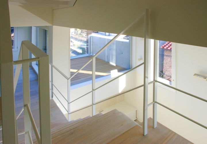 3階廊下からリビングを見下ろす