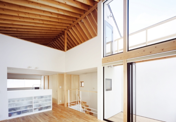 空が見えるリビング