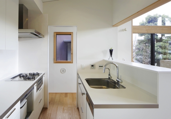 開放的でありながら手元を隠せるキッチン