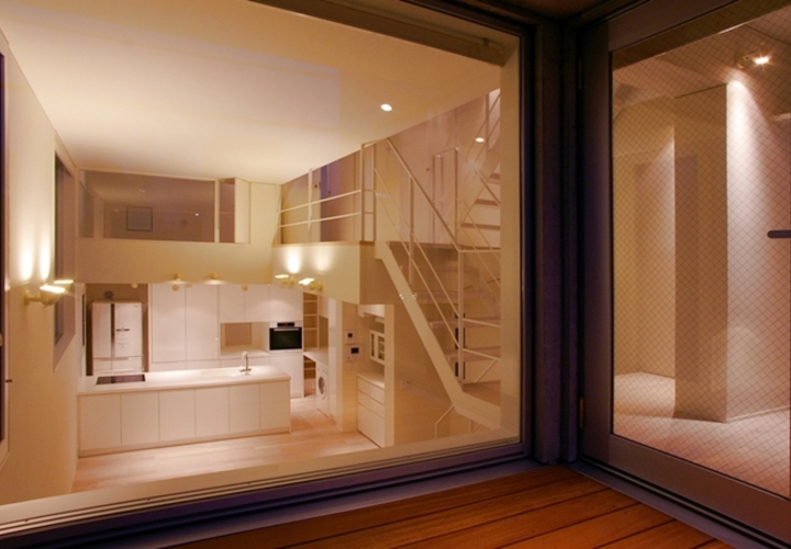 ウッドデッキテラスから室内を見る