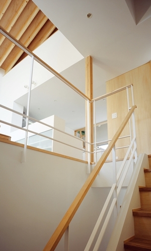 階段途中から2階を望む