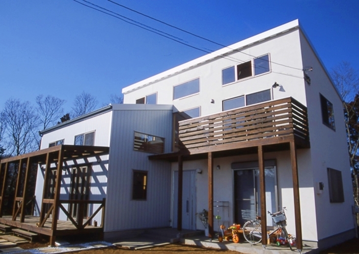 周囲の緑、空間と調和した家