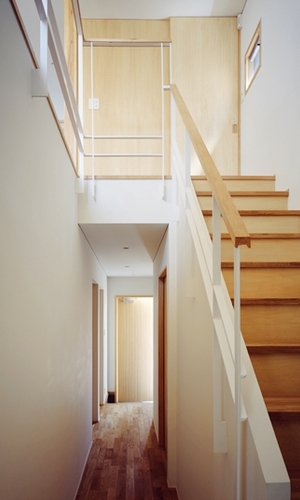 1階廊下から2階を望む