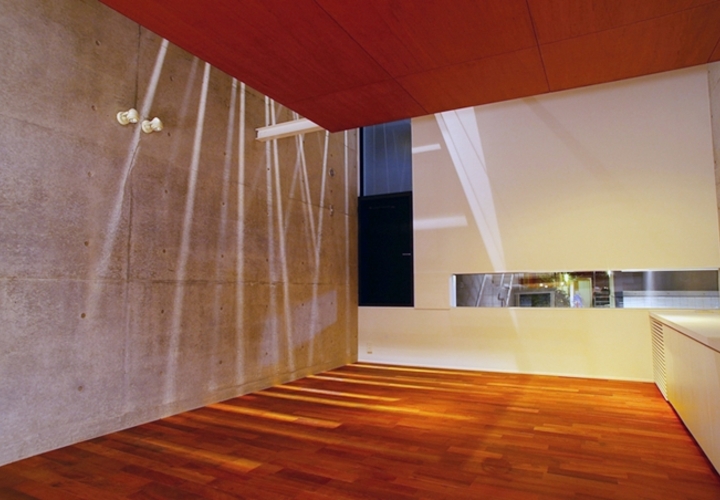 線状の光がリビングを演出する