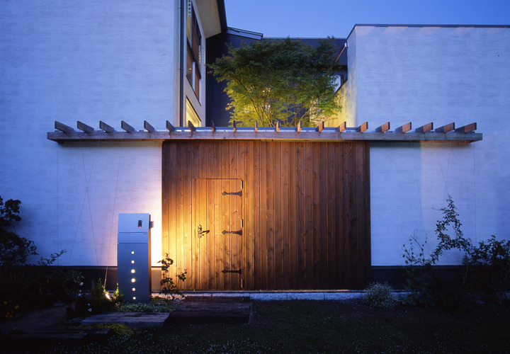 気配を感じつつひっそりとたたずむ門