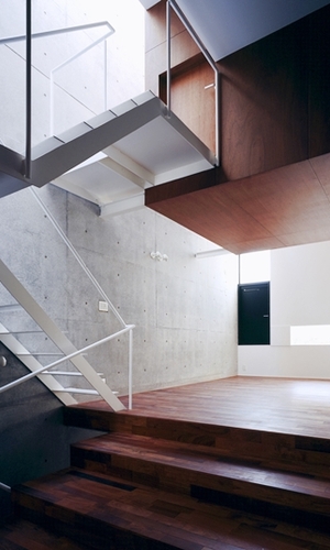 段差がリビングとダイニングを分ける2