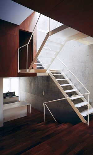 段差がリビングとダイニングを分ける