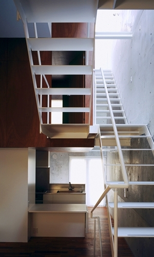 洗練されたディテールの鉄骨階段