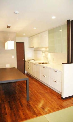 長さ4mのカウンタートップを実現したオーダーキッチン