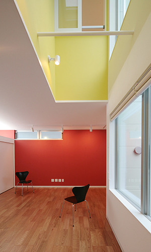 吹抜にブランコを吊るためのバー