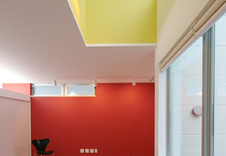 吹抜にブランコを吊るためのバー