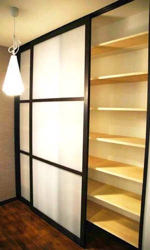 収納テクニック：　梁下を利用した引戸収納