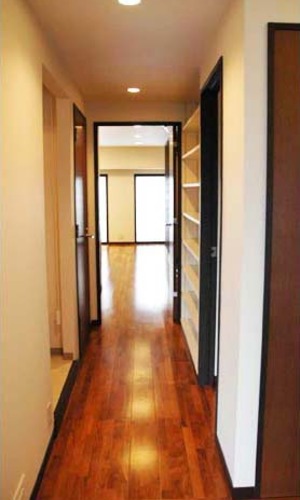 風の通り道になる玄関ホールからLDKへと続く廊下