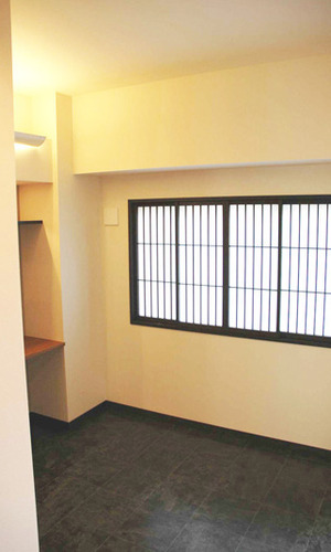 たてしげ障子の明かり窓のある玄関土間のコーナー