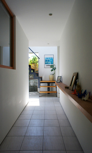 飾り棚のある廊下