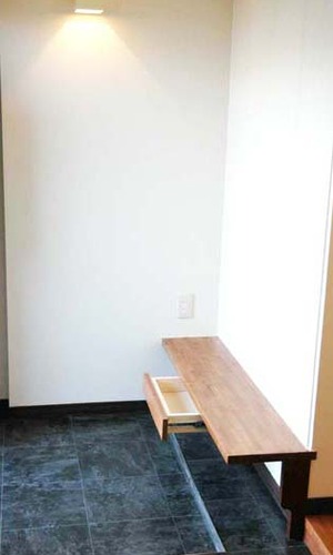 収納テクニック：隠し引き出しのある玄関ベンチ