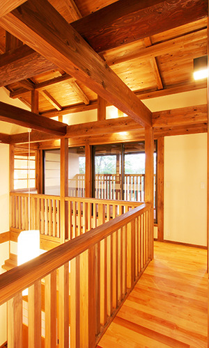 吹き抜けに沿う廊下