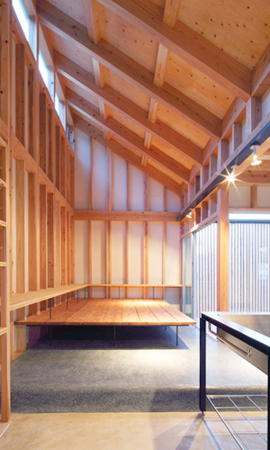 インナーテラスのようなダイニング（杉床の小上がり）。