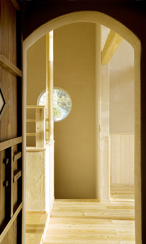 アーチ状の造作壁と丸窓