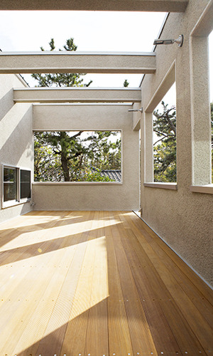 風景を切り取る柱が並ぶバルコニー