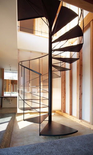 ２階に続く回り階段